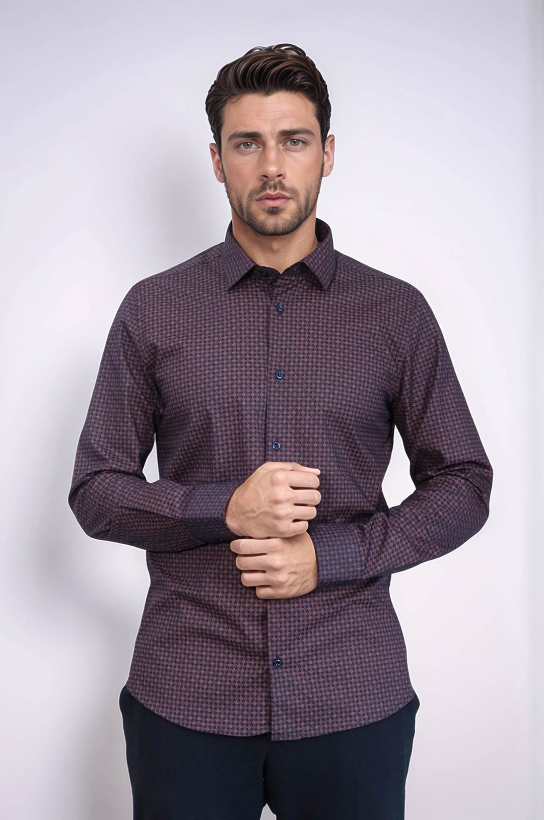 Camisa de hombre entallada en color marrón con estampado de pata de gallo - Wessi