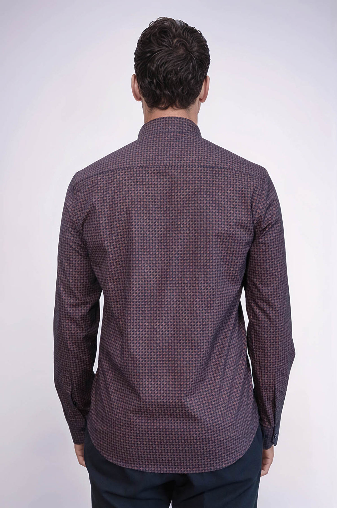 Camisa de hombre entallada en color marrón con estampado de pata de gallo - Wessi