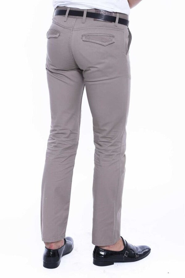 Pantalones de hombre de algodón liso con bolsillos de solapa en color beige - Wessi