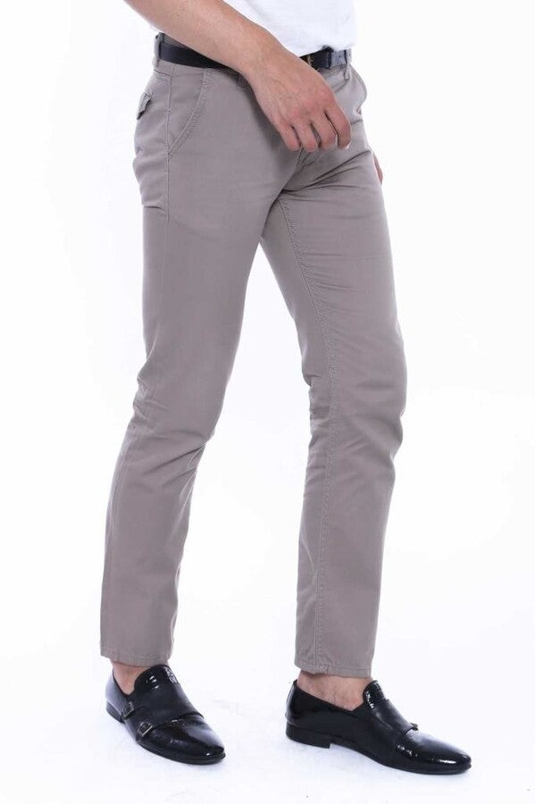 Pantalones de hombre de algodón liso con bolsillos de solapa en color beige - Wessi