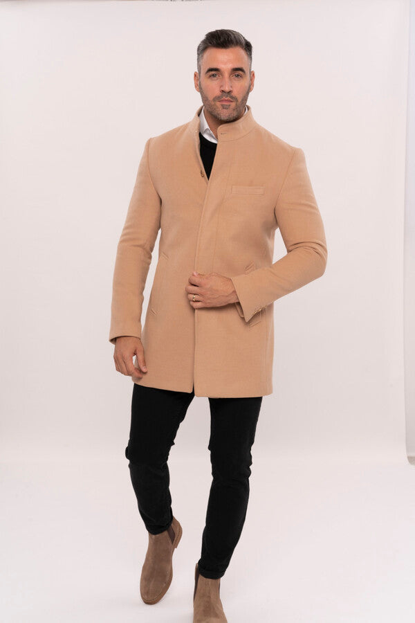 Abrigo largo de hombre color beige con cuello mandarín | Wessi