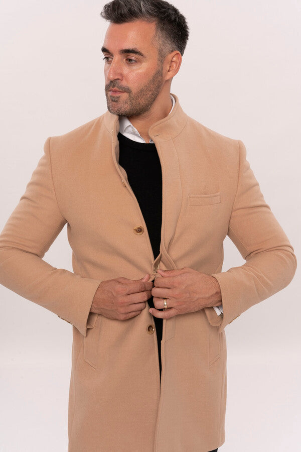 Abrigo largo de hombre color beige con cuello mandarín | Wessi