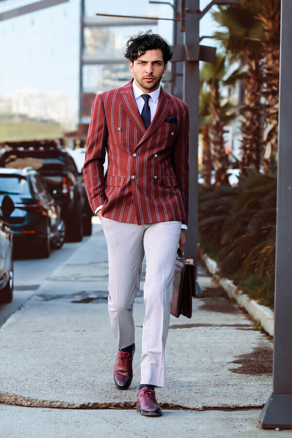 Blazer cruzado a rayas con solapa ancha para hombre en color burdeos - Wessi